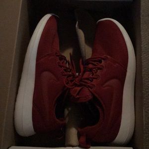 Nike women’s shoes- Roshe 2